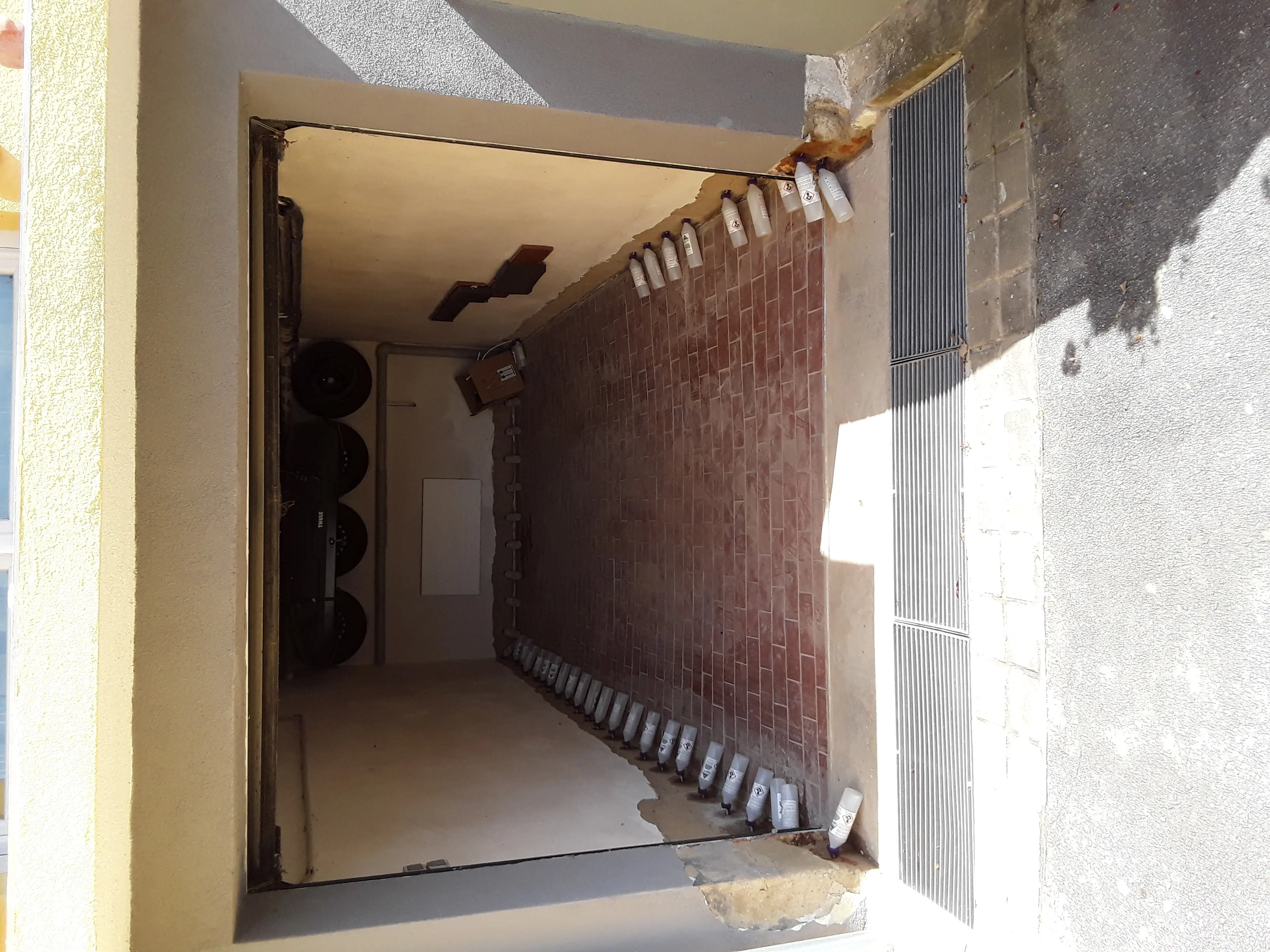 Garagenwand mit deutlich sichtbarem Feuchtigkeitsschaden
