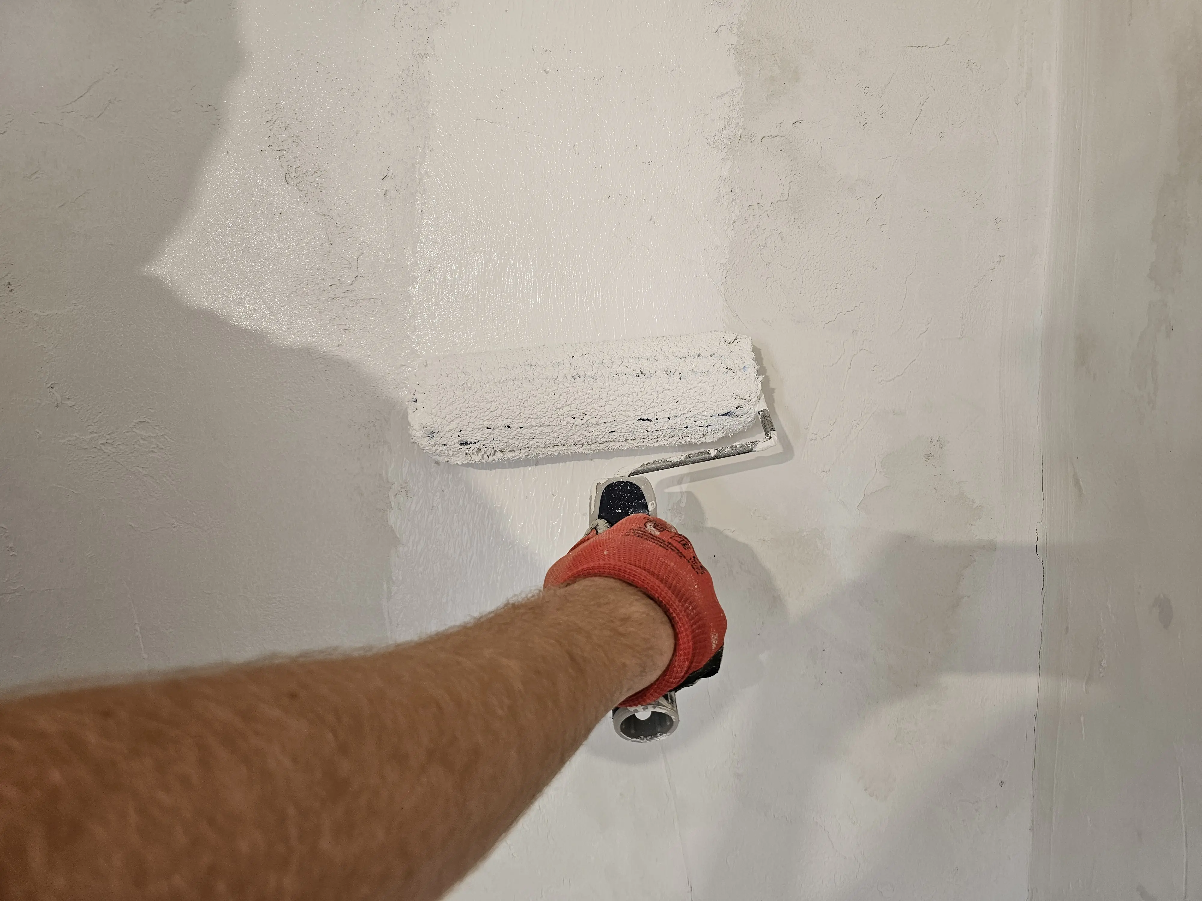 Auftragen von TOBOLIN Sanierfarbe mit der Farbrolle auf die fertig verputzte Wand
