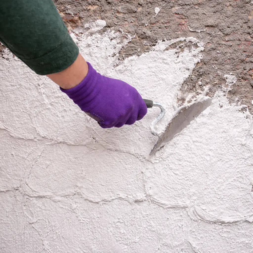 Schritt 7 – Handwerker trägt frischen TOBOLIN Sanierputz als Kondensatpuffer auf