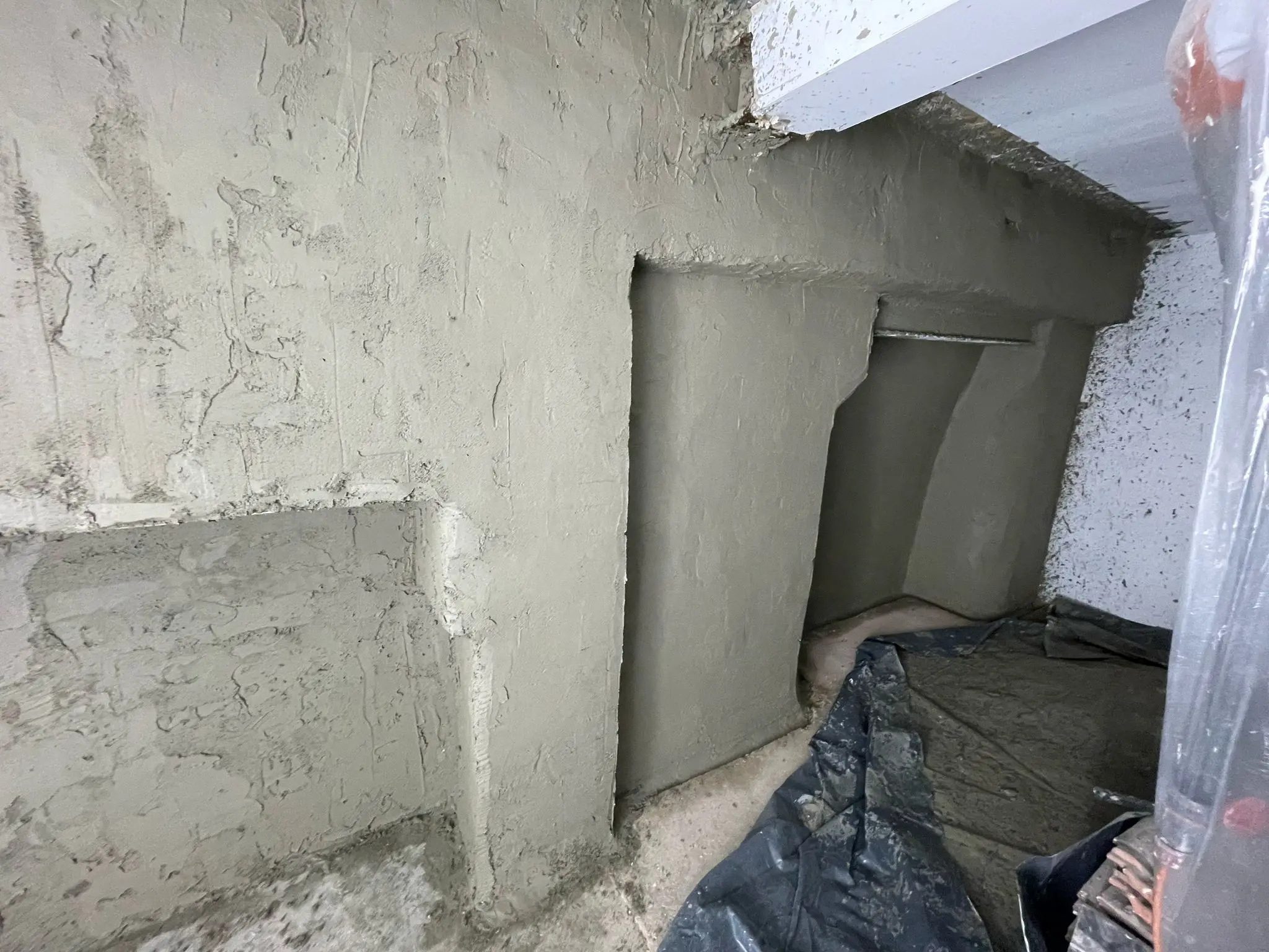 Auftragen des TOBOLIN Spritzbewurfs auf die Garagenwand