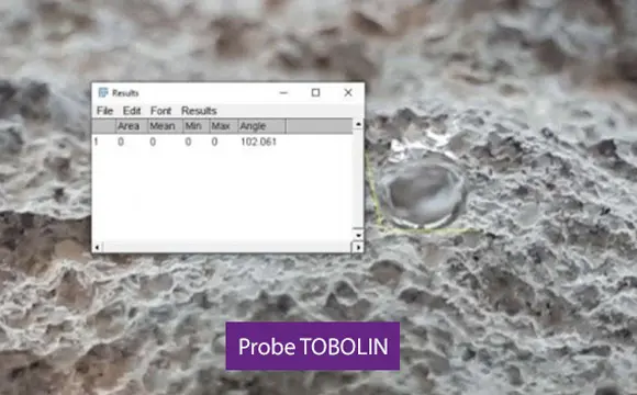 Laborstudie: Wassertropfen perlen auf einer mit TOBOLIN behandelten Probe ab