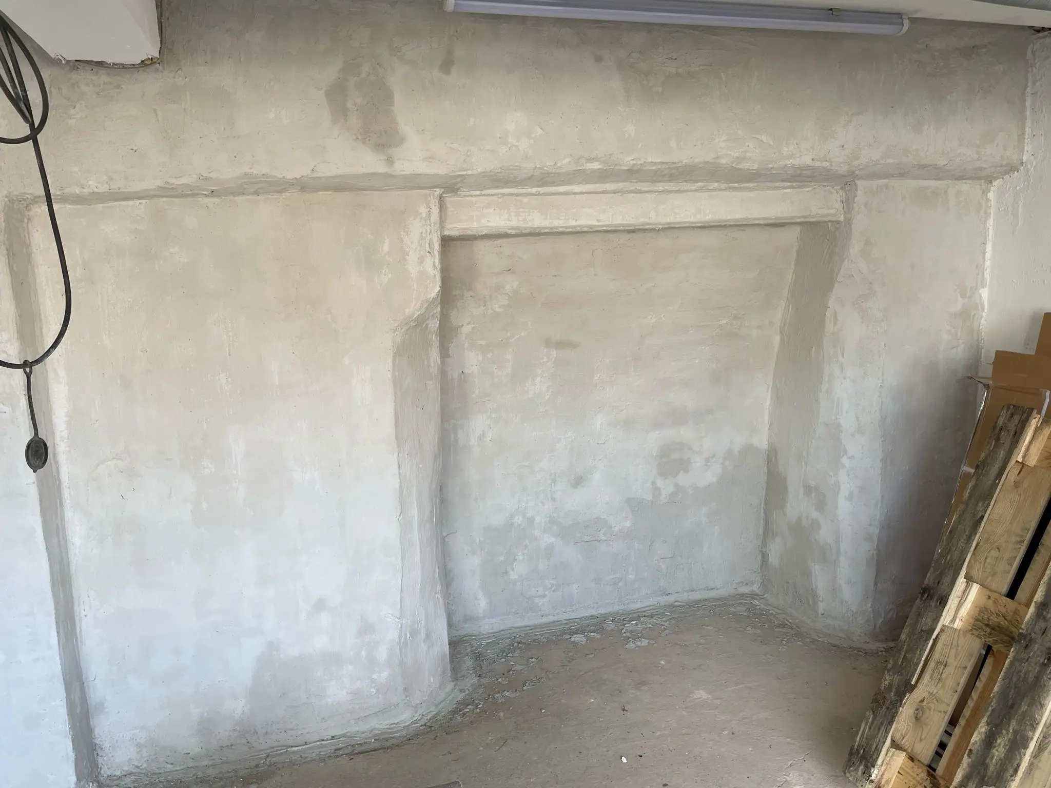 Verputzte Garagenwand mit aufgetragenem TOBOLIN Sperrputz