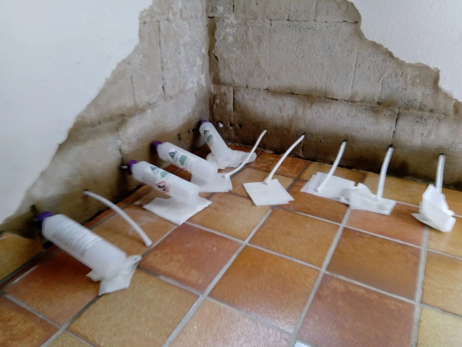 Sockelmauerwerk während der Sanierung mit TOBOLIN