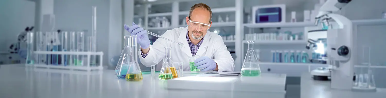 Dr. Stefan Weiß im MARAWE-Labor in Regensburg