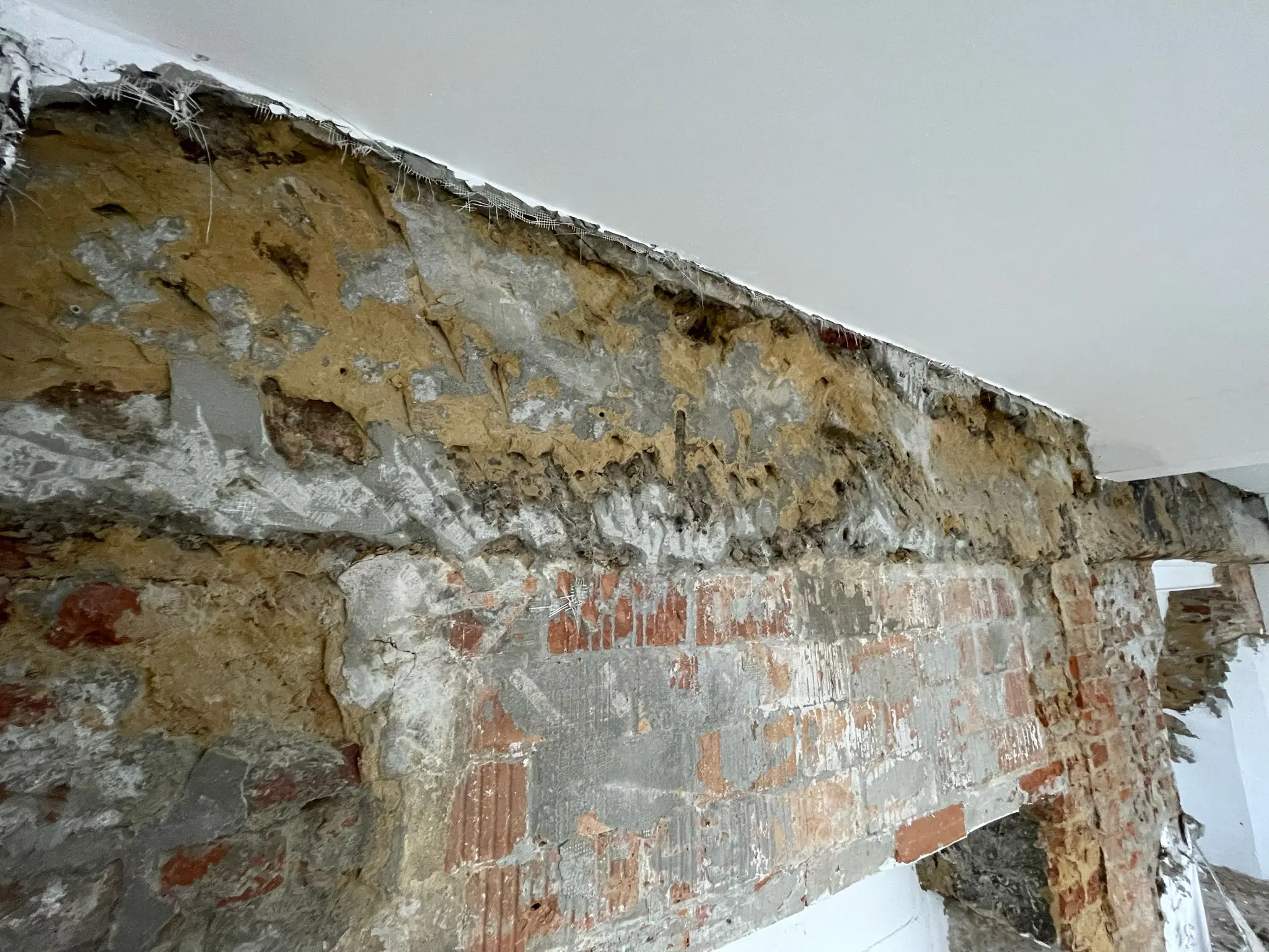 Vorbereitete Garagenwand nach Entfernen des Altputzes