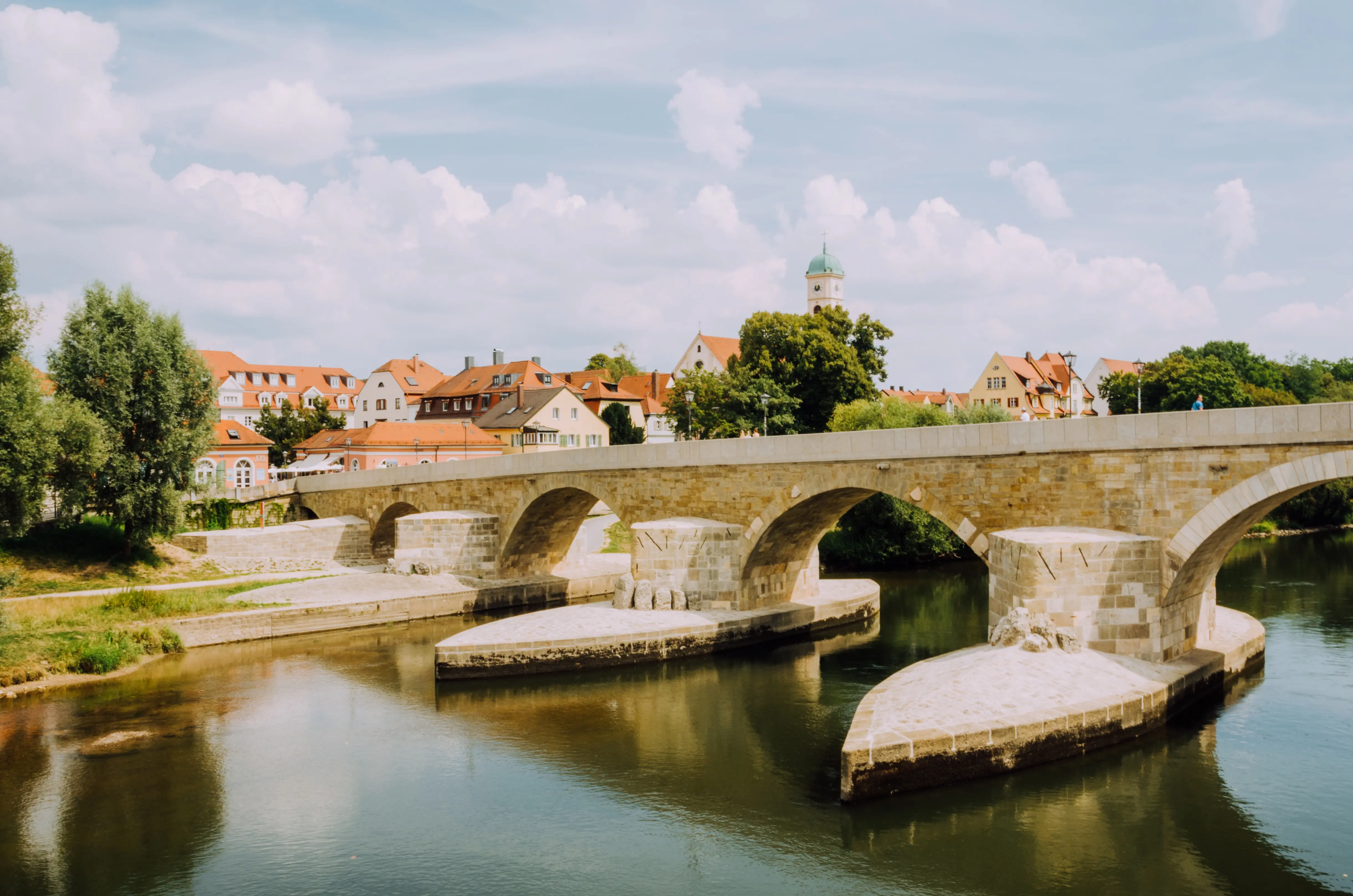 Sockelmauerwerk eines historischen Schlossbaus, das seit Jahrhunderten Feuchtigkeit standhält