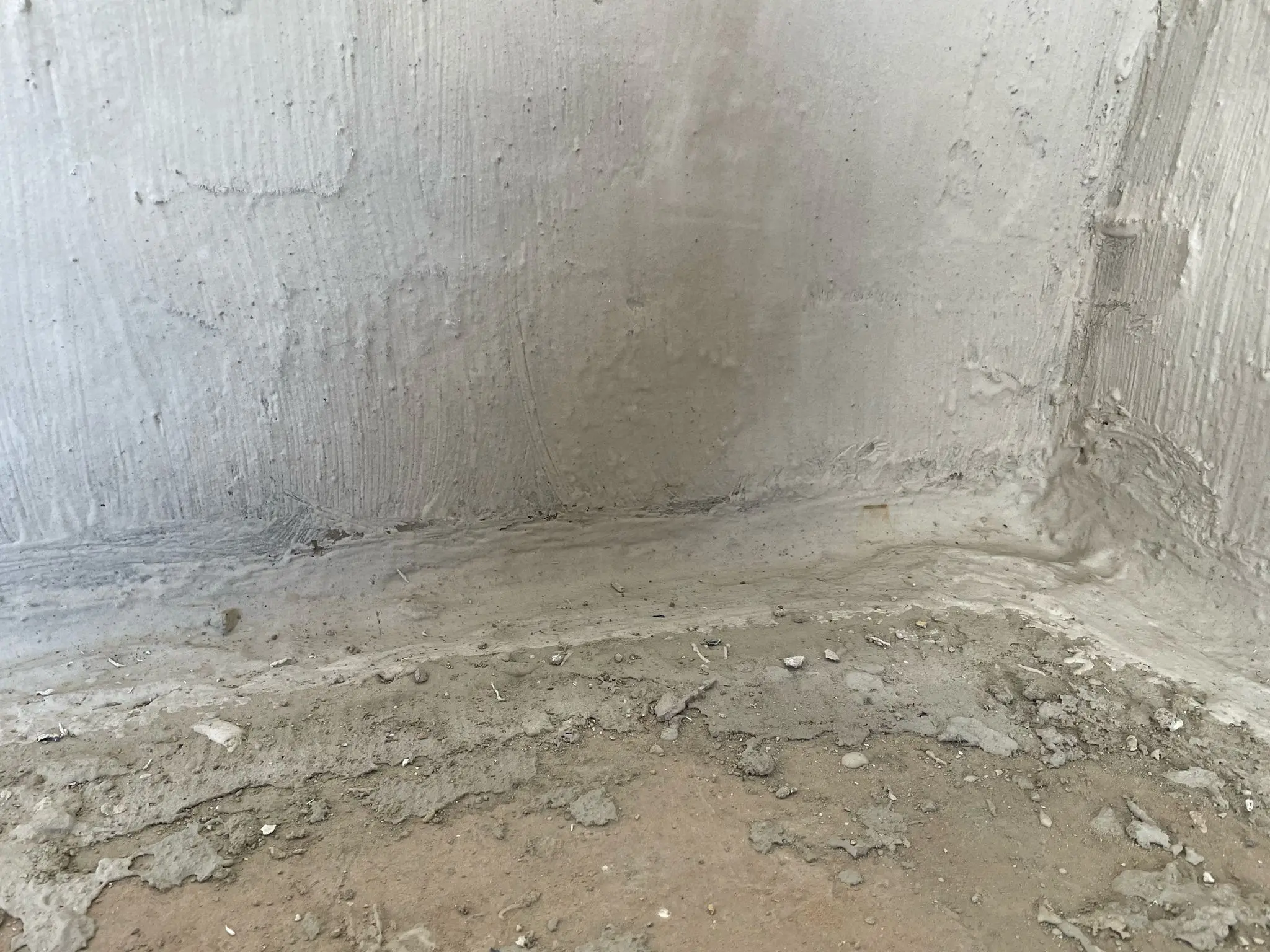 Auftragen der TOBOLIN Dichtungsschlämme in der Garage
