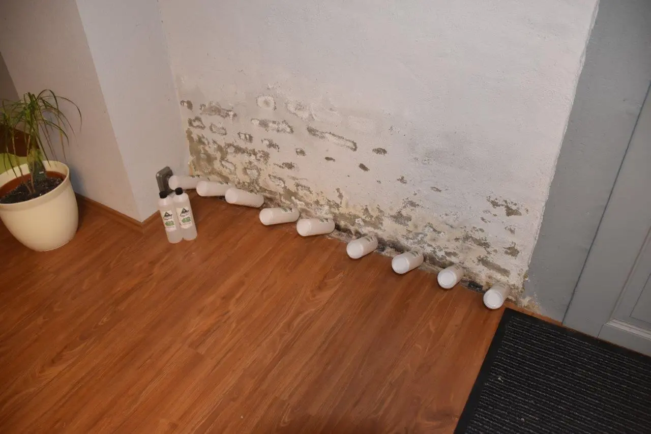 Anwendung der TOBOLIN Horizontalsperre an einer Hauswand