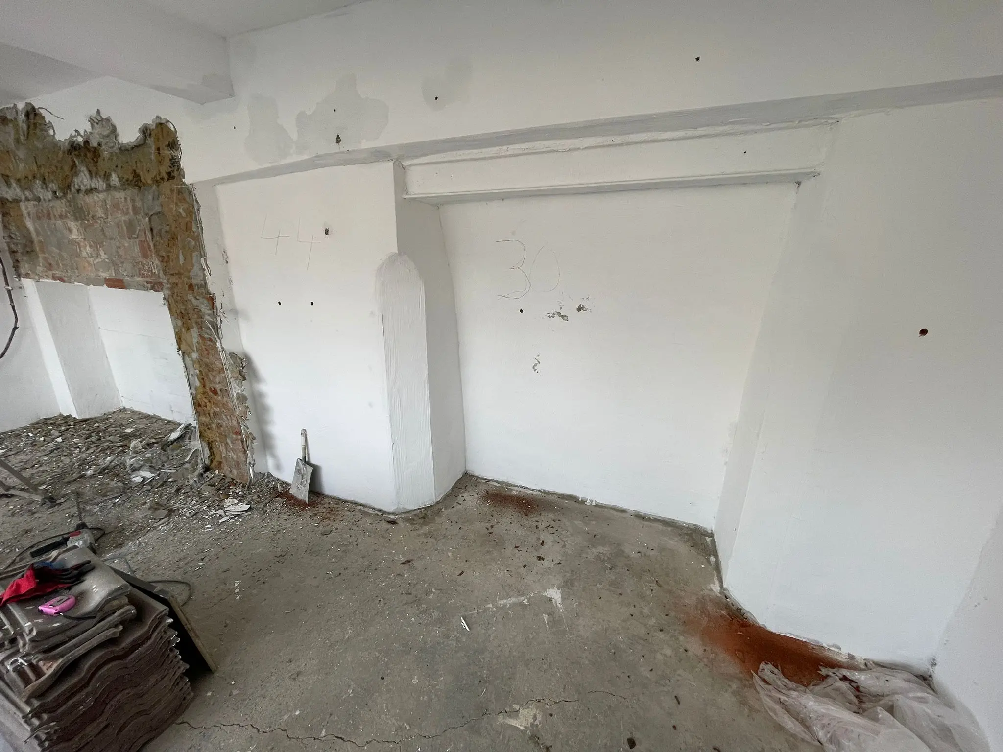 Garageninnenraum mit feuchter Rückwand vor Beginn der Innenabdichtung