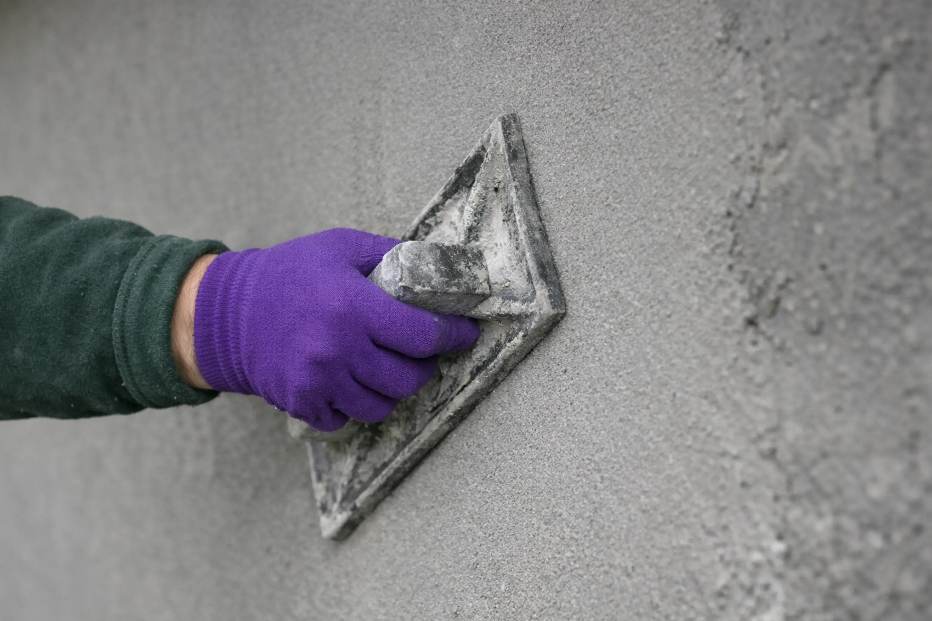 Frisch aufgetragener TOBOLIN Sanierputz auf einer Innenwand